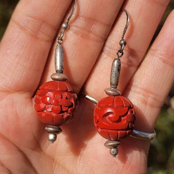 Gorgeous vintage 925 sterling silver carved red cinnabar flower swirl earrings - Picture 5 of 16